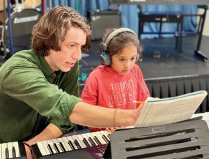 teaching a child how to play piano